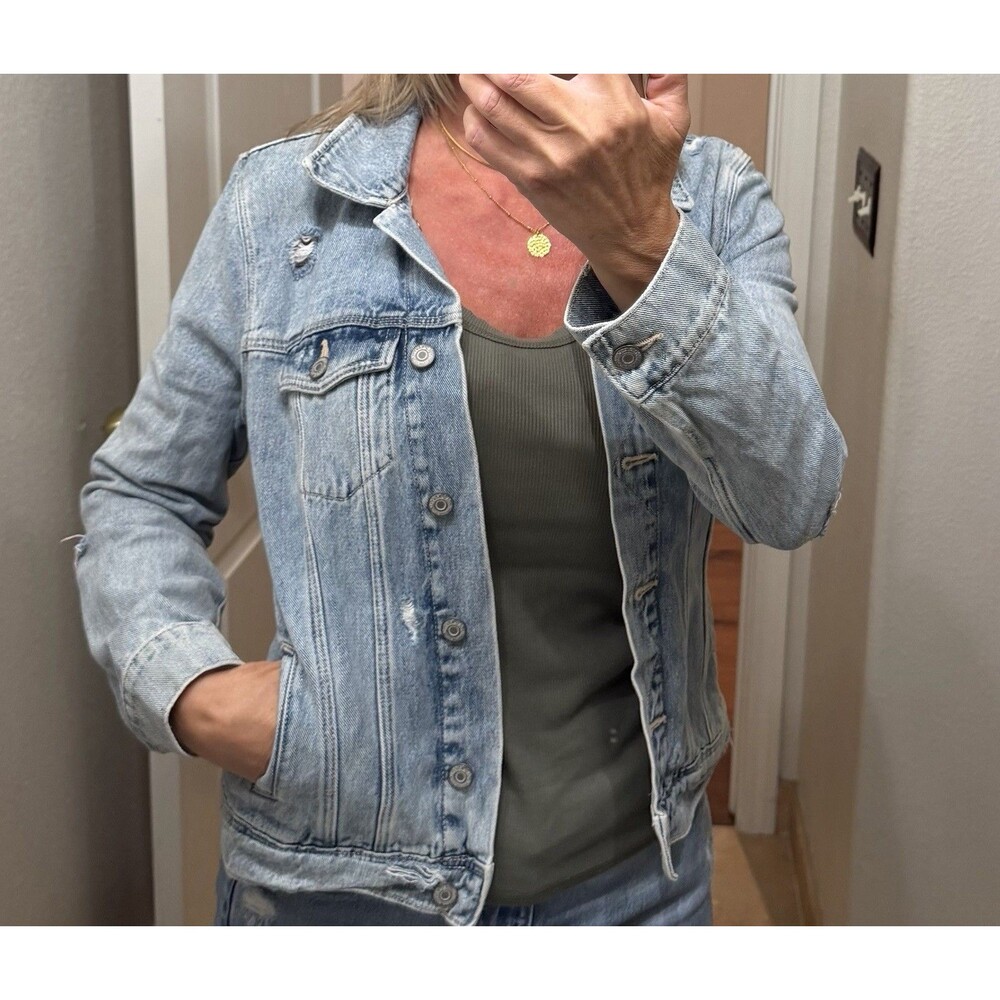 Old Navy Distressed Light Wash Denim Jean Jacket Women’s Size Small